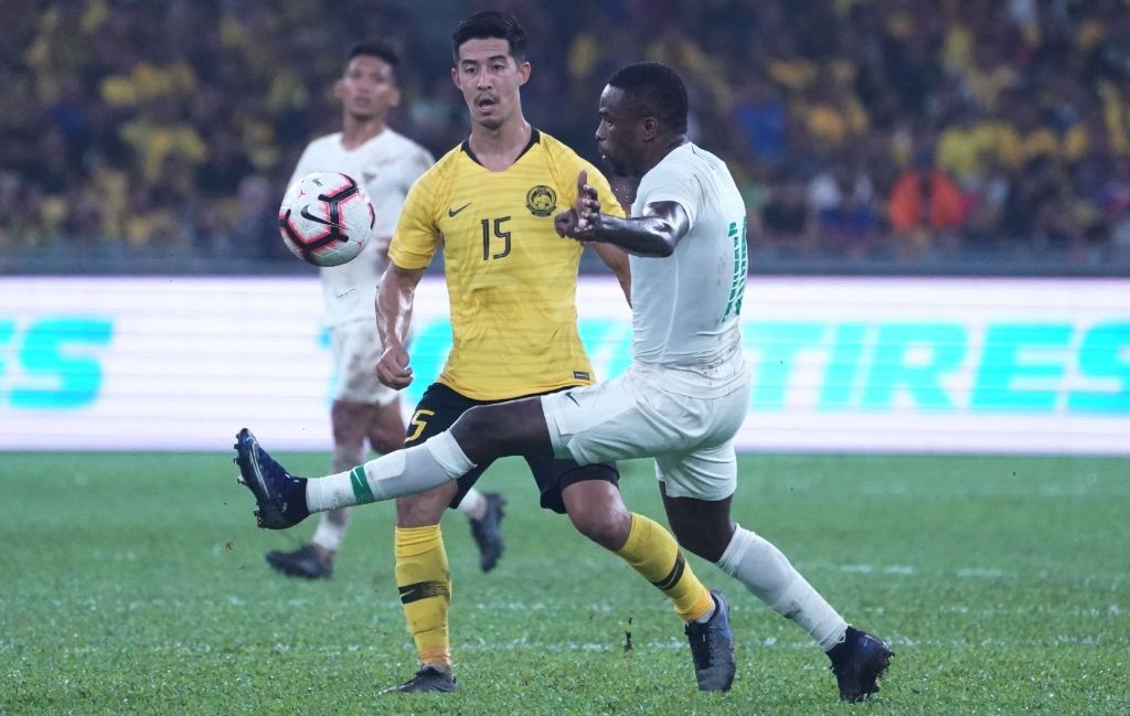 Momen saat penyerang Malaysia Brendan Gan (kiri) berduel dengan penyerang Indonesia Greg Nwokolo (kanan) (Foto: AFP)