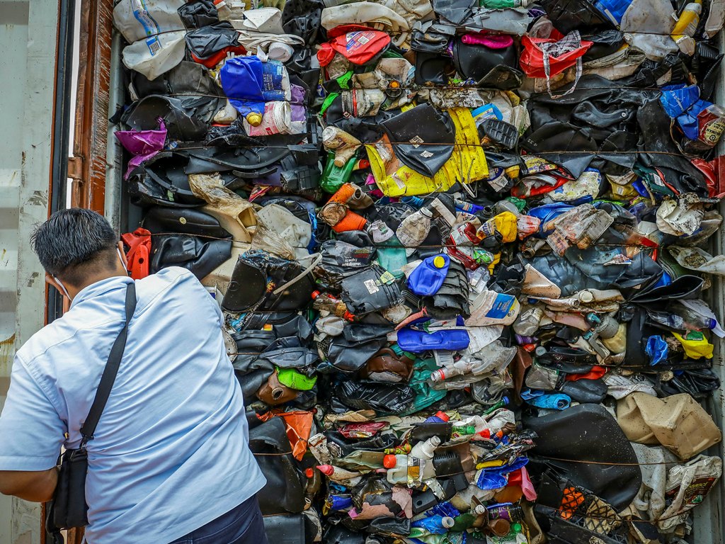 Petugas memeriksa sampah plastik yang diduga mengandung limbah bahan berbahaya dan beracun (B3). Foto: Antara/Andaru.