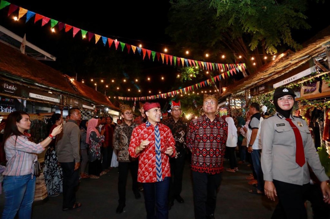 Bupati Banyuwangi Abdullah Azwar Anas saat menghadiri Festival Batik Banyuwangi 2019. Dok: Humas.