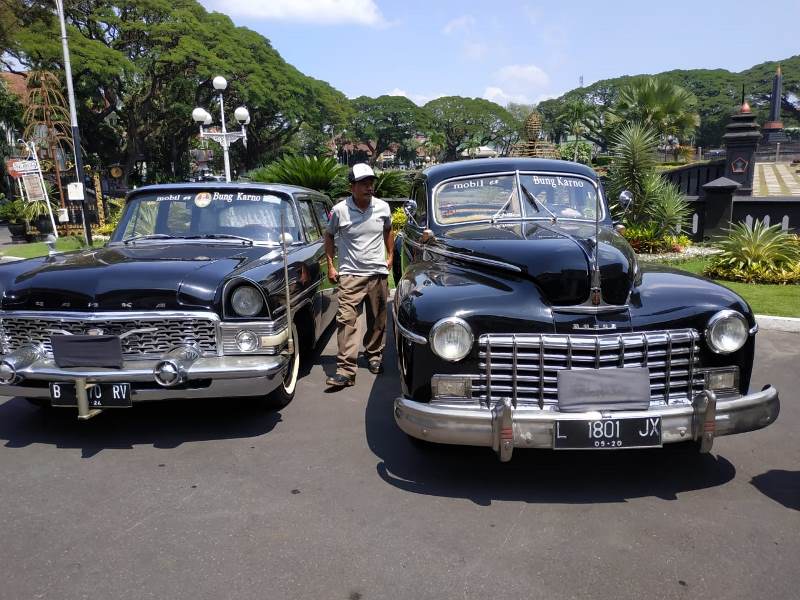 Perhimpunan Penggemar Mobil Kuno <i>Tumplek Blek<i/> Di Malang