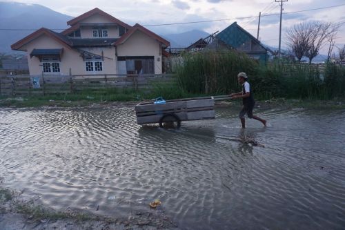 Ilustrasi--Warga melintas di jalan yang terendam rob (banjir pasang air laut) di Kampung Lere, Palu, Sulawesi Tengah. (Foto: ANTARA/Mohammad Hamzah)