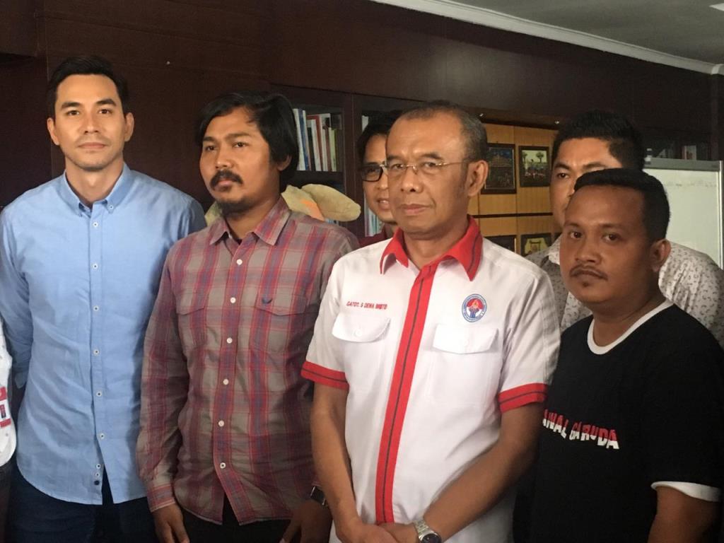Dua suporter Timnas Indonesia Fuad dan Yofan bersama Sesmenpora Gatot S. Dewa Broto (Foto: Medcom.id/Renuki)