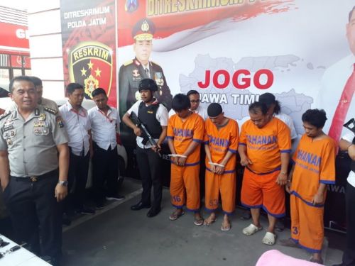 Tersangka penipuan modus penggandaan uang di Mapolda Jawa Timur. (Foto: Medcom.id/Amaluddin)