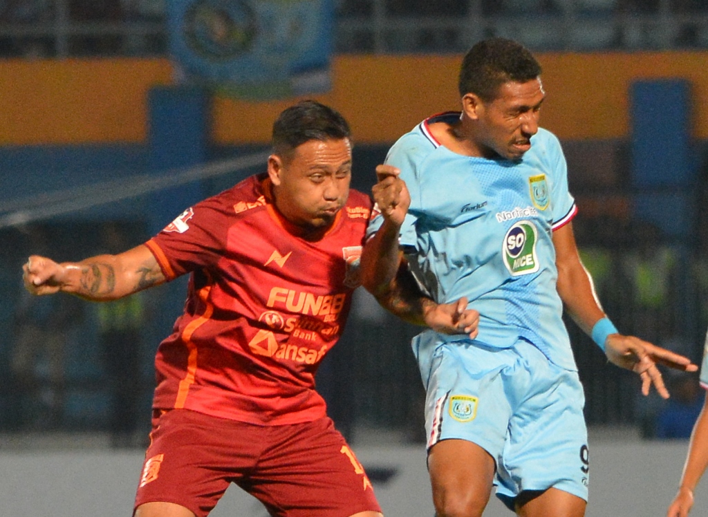  Pemain Persela Lamongan Delfin Rumbino (kanan) berebut bola dengan pemain Borneo FC Mahadirga Marandano Lasut. (ANTARA FOTO/Syaiful Arif)