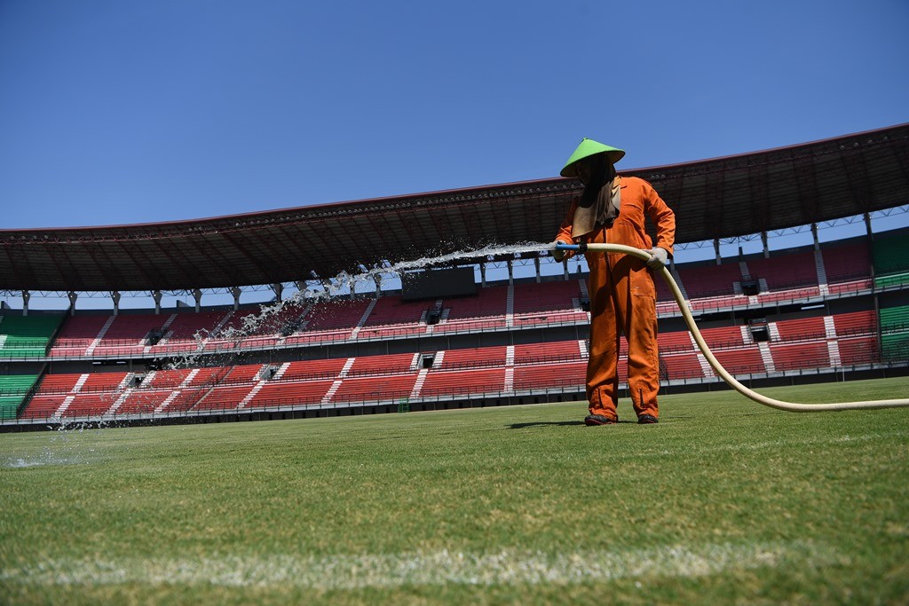 Pekerja melakukan perawatan rumput di Stadion Gelora Bung Tomo, Surabaya, Jawa Timur. (Foto: ANTARA/Zabur Karuru)