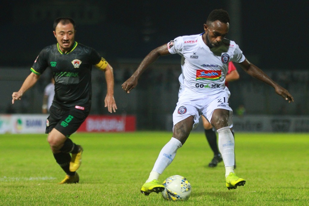 Pesepak bola Arema FC Riky Kayame (kanan) mengontrol bola dibayangi pesepak bola Kalteng Putra Yu Hyunkoo (kiri). (ANTARA FOTO/Bayu Pratama S) 