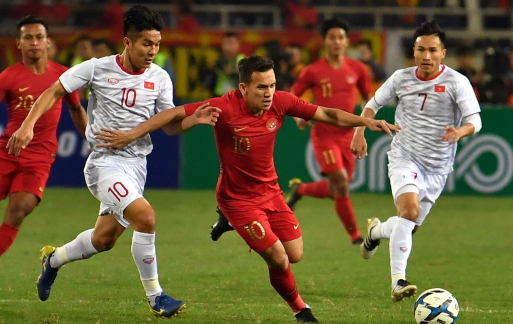 Aksi gelandang timnas Indonesia U-23 Egy Maulana Vikri melewati adangan pemain-pemain Vietnam U-23 (Foto: Antara/R. Rekotomo)