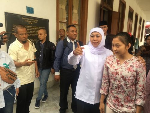 Gubernur Jatim Khofifah Indar Parawansa usai bertemu atlet senam asal Kediri, Shalfa Avrila Siani, di Gedung Negara Grahadi. (Medcom.id/Amal).