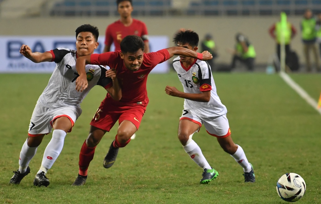 Aksi gelandang timnas Indonesia U-23 Saddil Ramdani melewati dua pemain Brunei Darussalam (Foto: Antara/R. Rekotomo)