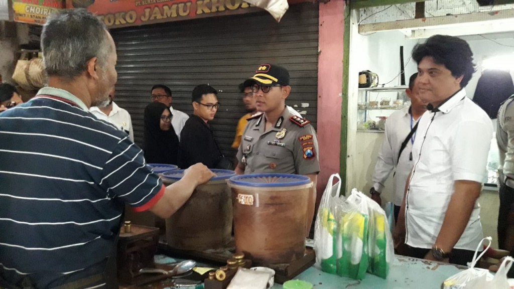 Polres Batu bersama Dinas Koperasi, Usaha, Mikro dan Perdagangan Kota Batu menggelar inspeksi mendadak (sidak) di Pasar Besar, Kota Batu, Jawa Timur, Rabu 4 Desember 2019. Medcom.id/Daviq Umar Al Faruq