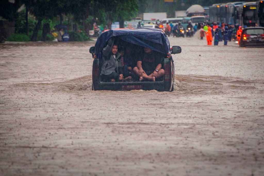 Banjir di Cawang, Jakarta Timur, Rabu, 1 Januari 2020. Foto: Antara/Aprilio Akbar