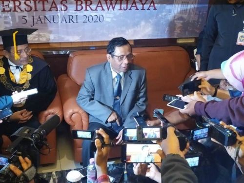 Menteri Koordinator Bidang Politik, Hukum, dan Keamanan, Mahfud MD, usai menghadiri Dies Natalies Universitas Brawijaya (UB), Malang, Jawa Timur, Minggu, 5 Januari 2020. Medcom.id/Daviq Umar Al Faruq