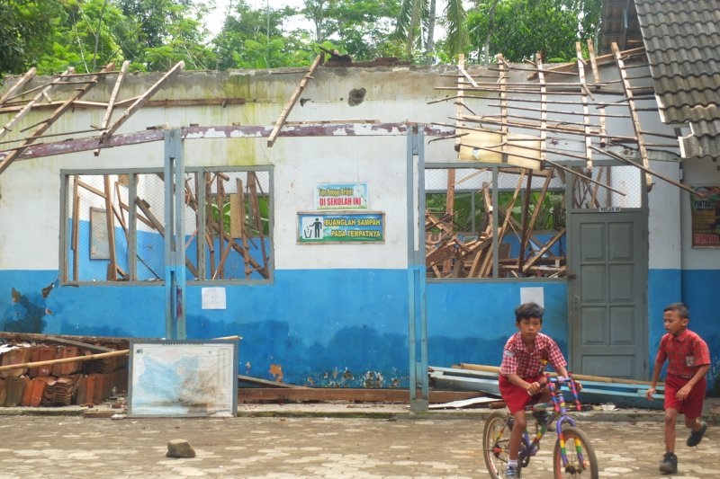 Ruang kelas 3 SDN Curahkalong 5 yang ambruk di Desa Curahkalong, Kecamatan Bangsalsari, Kabupaten Jember, Kamis (9/10/2020). (ANTARA/ Zumrotun Solichah)