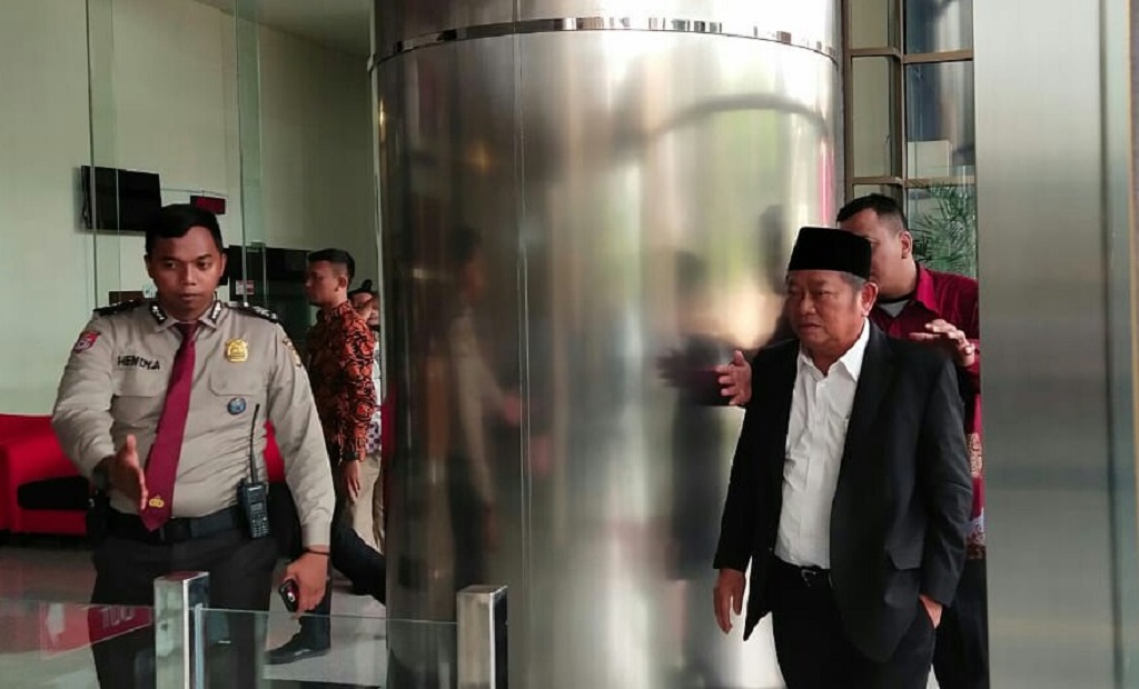 Bupati Sidoarjo Saiful Ilah (kanan) yang terjaring operasi tangkap tangan (OTT) KPK  tiba di Gedung KPK, Jakarta. Foto: Arga Sumantri/Medcom.id