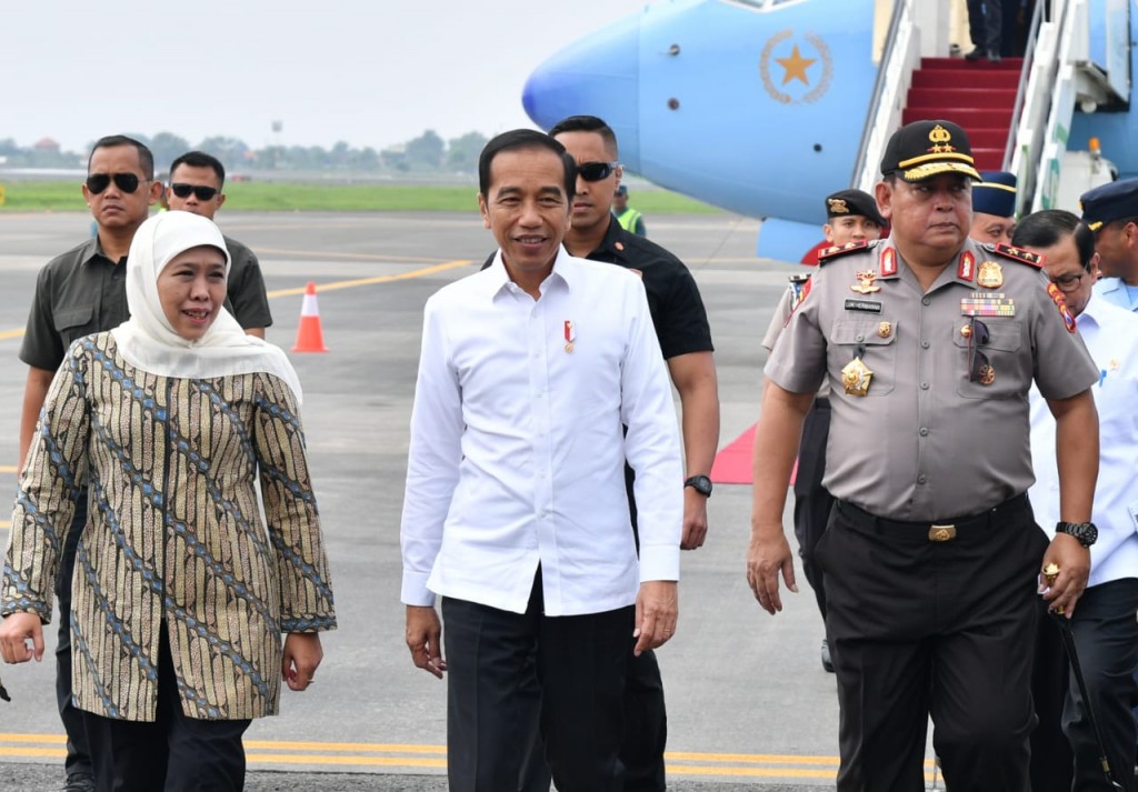 Presiden Joko Widodo tiba di Surabaya, Jawa Timur dan disambut Gubernur Khofifah Indar Parawansa. Dok: Biro Pers 