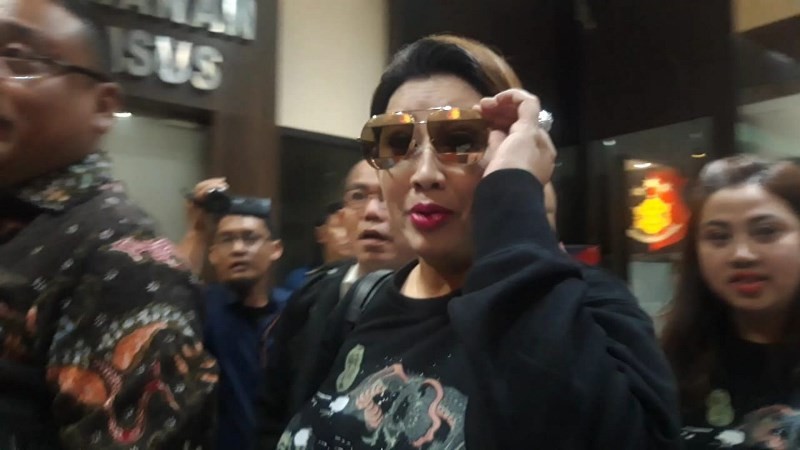 Frederica Francisca Callebaut (FFC), istri dari Ari Haryo Wibowo Harjojudanto atau Ari Sigit, saat mendatangi Polda Jatim terkait kasus investasi bodong MeMiles. (Medcom.id/Amal).