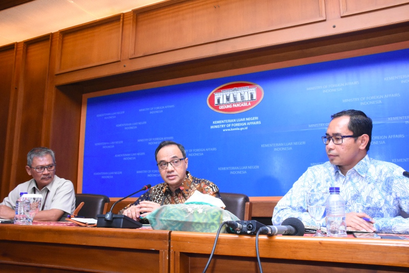 pelaksana tugas juru bicara Kementerian Luar Negeri Teuku Faizasyah (tengah). Foto: Dok.Kemenlu RI