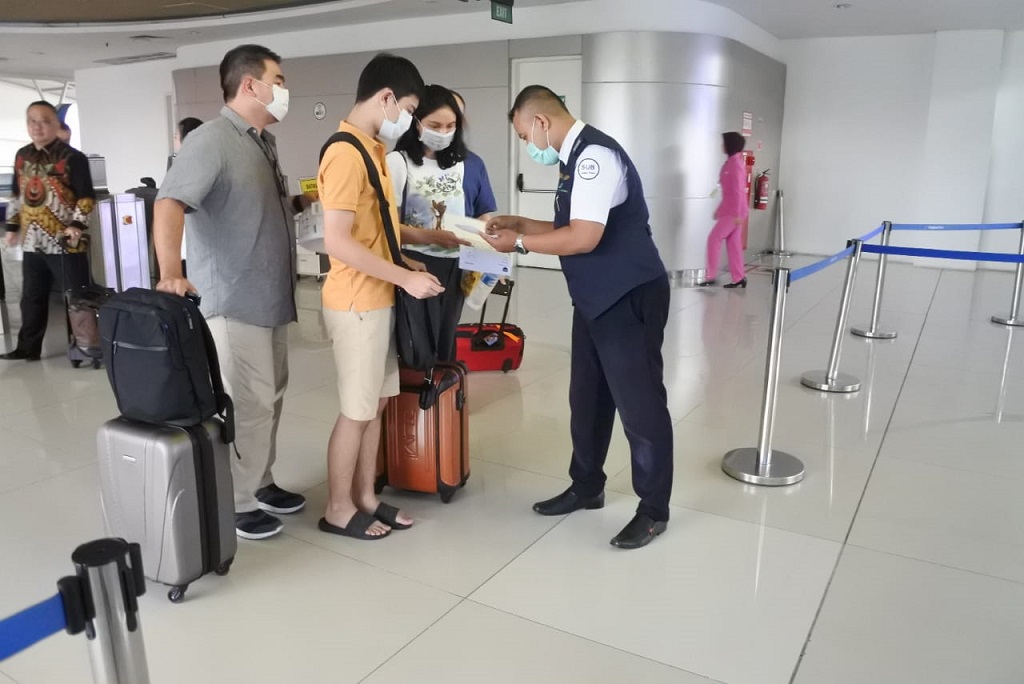 Petugas Bandara Juanda melakukan pemeriksaan terhadap penumpang yang datang dari luar negeri. Foto: Humas Bandara Juanda