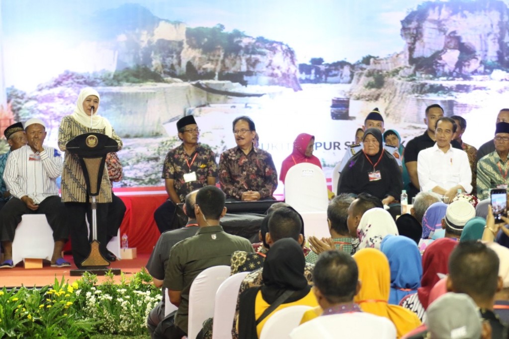 Gubernur Jawa Timur Khofifah Indar Parawansa di sela acara pembagian sertifikat tanah untuk masyarakat Jatim, di Gedung Wahana Ekspresi Poesponegoro, Kabupaten Gresik, Senin, 27 Januari 2020. (Dok: Pemprov Jatim).