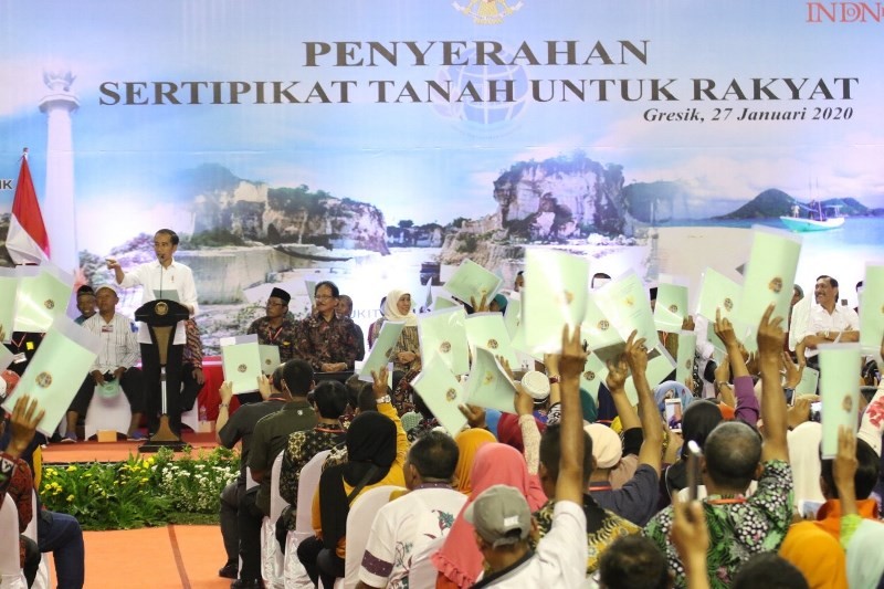 Presiden Joko Widodo menyerahkan 2.020 sertifikat tanah untuk masyarakat dari lima kabupaten/kota Jawa Timur, di Gedung Wahana Ekspresi Poesponegoro, Kabupaten Gresik, Senin, 27 Januari 2020. (dok: Pemprov Jatim).