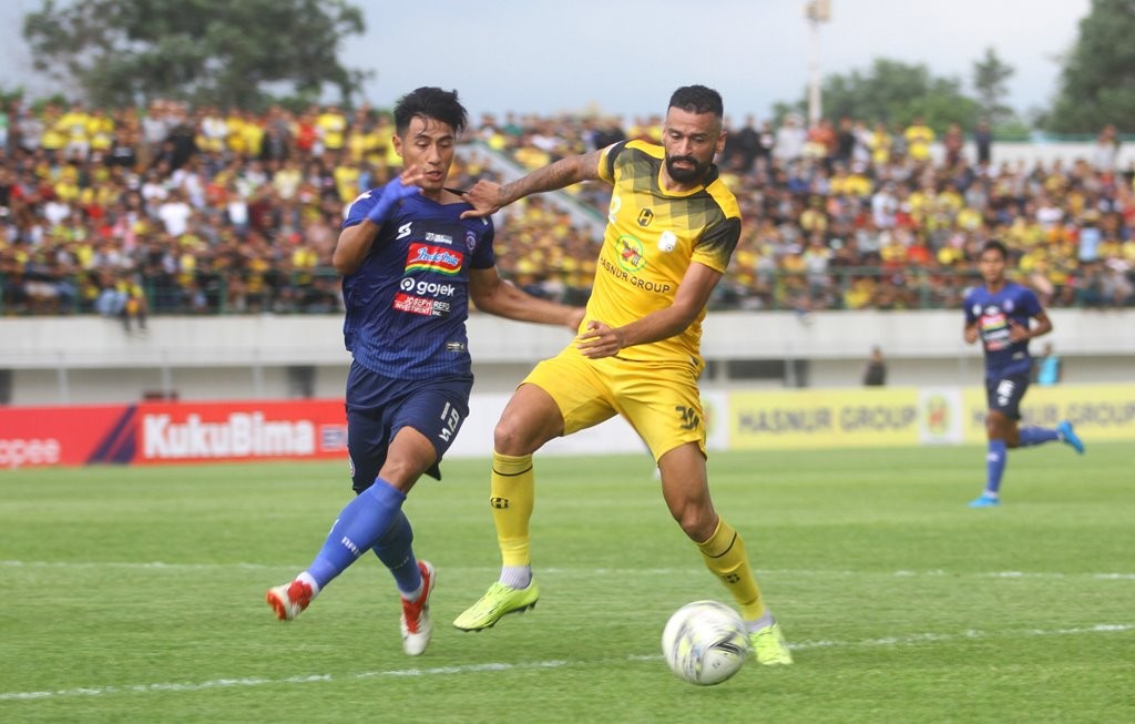 Pemain muda Arema FC, Hanif Abdurrauf Sjahbandi (kiri). (ANTARA FOTO/Bayu Pratama. S)