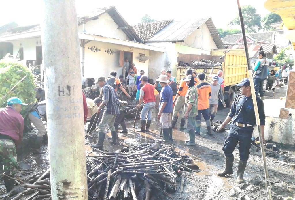 Personel gabungan membersihkan sisa banjir bandang di Desa Sempol, Kecamatan Ijen, Kabupaten Bondowoso, Jawa Timur, Kamis 30 Januari 2020. (Foto: Istimewa)