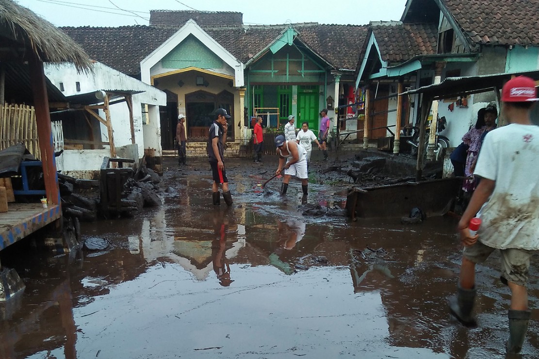 Warga Bondowoso Bersihkan Rumah Usai Banjir Lumpur. Antara Foto/Budi Candra Setya