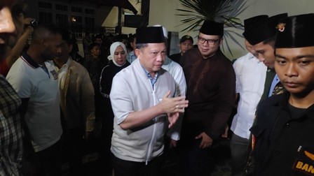 Menteri Dalam Negeri Tito Karnavian melayat ke rumah Salahuddin Wahid atau Gus Sholah. Foto: Anggi Tondi Martaon/Medcom.id