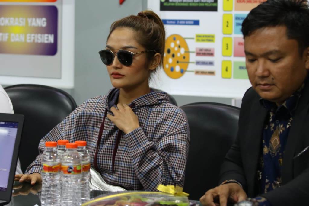 Siti Badriyah saat diperiksa di Mapolda Jatim. (Foto: Medcom.id/Syaikhul Hadi)