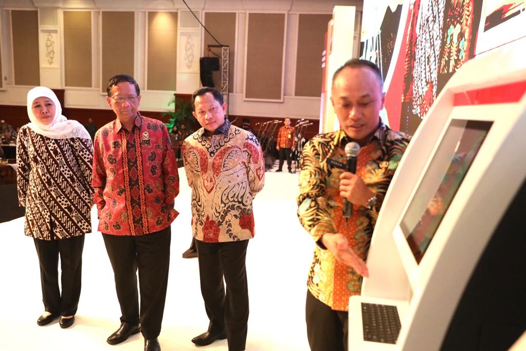 Mendagri Tito Karnavian saat melaunching Anjungan Dukcapil Mandiri (ADM) untuk Jatim di Grand City Surabaya. (Medcom.id/Amal)