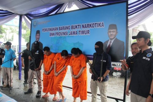 BNNP Jatim saat merilis pemusnahan 8,1 kilogram sabu-sabu, jaringan asal Malaysia yang hendak diedarkan ke Pakemasan, Madura. (Foto: Medcom.id/Amaluddin)