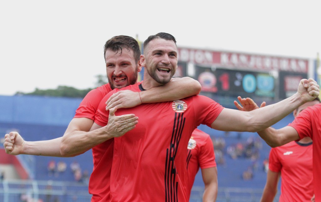 Momen saat striker Persija Jakarta Marco Simic (kanan) berselebrasi usai membobol gawang Persela Lamongan (Foto: Antara/Ari Bowo Sucipto)