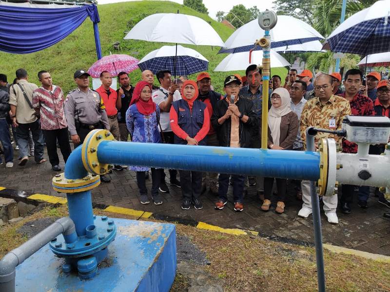 Gubernur Jawa Timur, Khofifah Indar Parawansa meninjau langsung pompa air di Tandon Air Tlogomas, Kota Malang, Jawa Timur, Sabtu 15 Februari 2020. (Dok. Pemkot Malang)