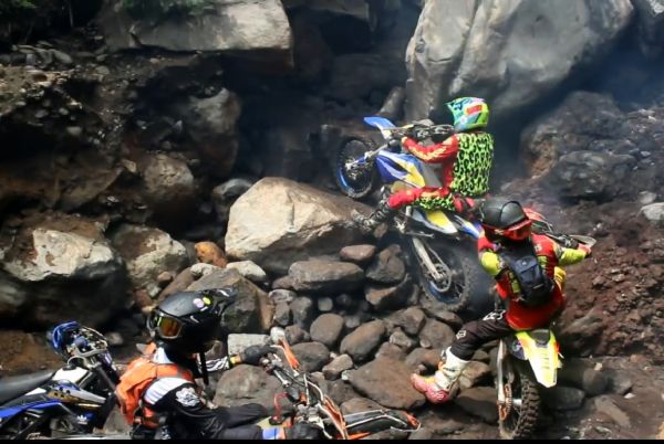 Ratusan Pembalap Uji Nyali di Lereng Gunung Arjuno