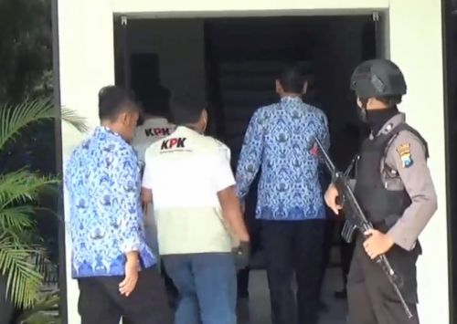 KPK saat melakukan pengeledahan di Kantor DPRD Tulungagung, Jawa Timur. 