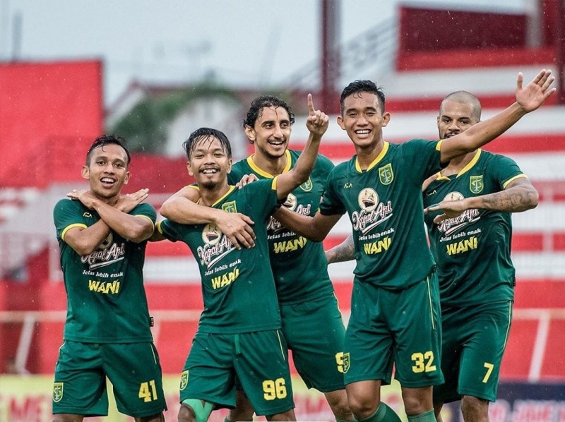Selebrasi pemain Persebaya usai membobol gawang Arema (ft/persebaya.id)