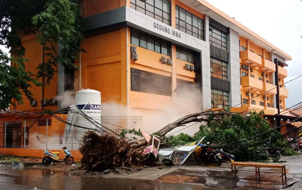 Kondisi pohon tumbang yang menimpa parkiran dan tabung oksigen RSUD  Prof dr Soekandar, Mojosari, Mojokerto. T