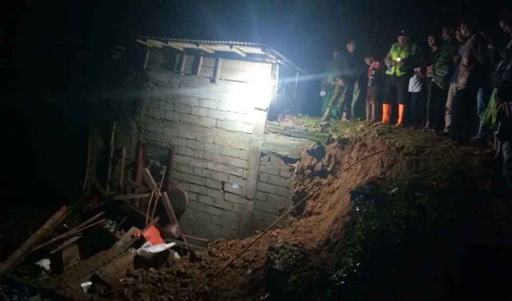 Polisi setempat melakukan olah TKP di lokasi longsor yang menewaskan Paimin 