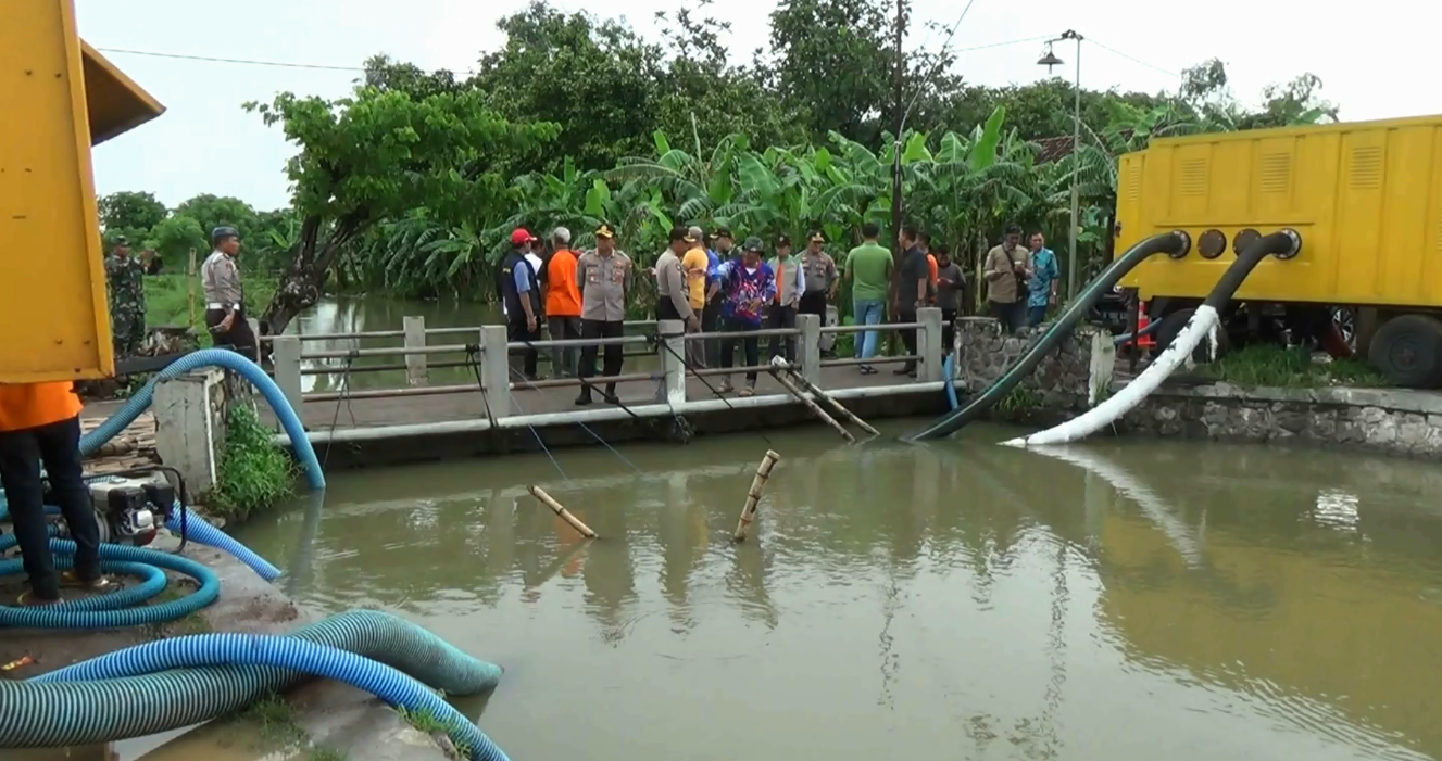 Plt Bupati Sidoarjo, Nur Ahmad Syifudin dan Kapolresta Sidoarjo mengecek kondisi pompa di desa Banjarsari