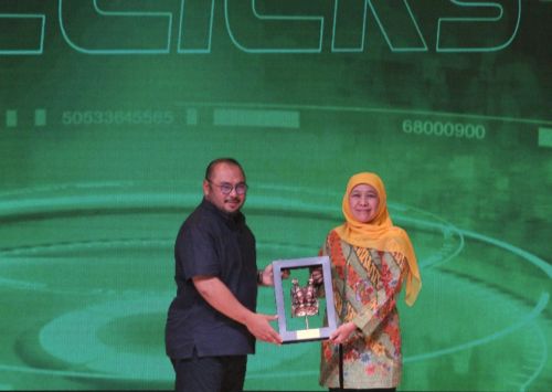 Peluncuran Clicks.id  dipimpin langsung Gubernur Jatim, Khofifah Indar Parawansa, bersama COE Media Group M Mirdal Akib 