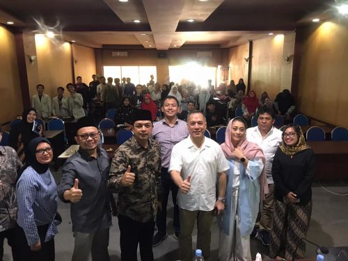 Wakil Rektor Unipdu, Zahrul Azhar As'ad (Gus Hans) bersama  Pimpinan Redaksi Metro TV Arif Suditomo. (foto/amir) 