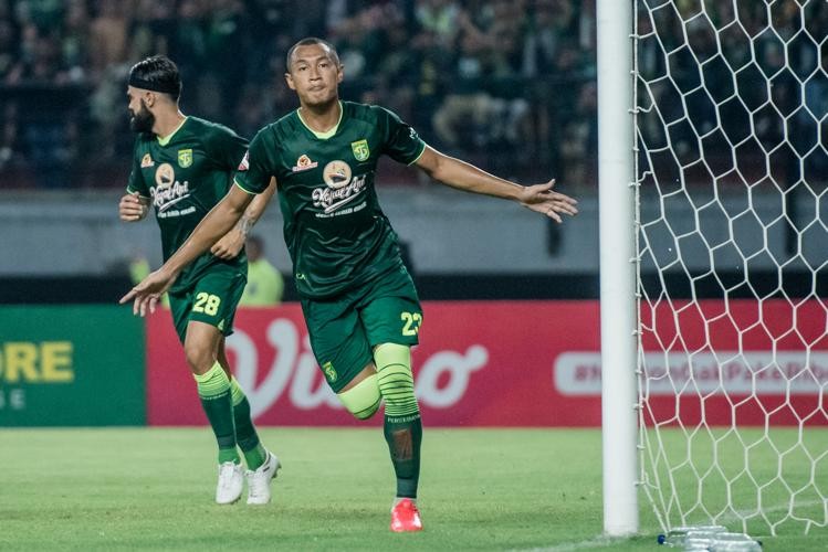 Pemain Persebaya, Hansamu Yama usai membobol gawang Persik. (foto/officalpersebaya)