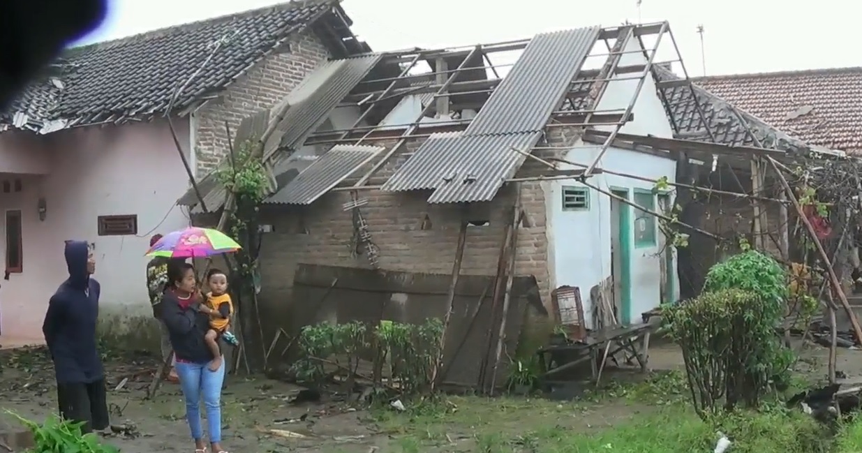 Atap rumah warga di Desa Ngerco, Kecamatan Kandat, Kabupaten Kediri rusak setelah diterjang puting beliung. (foto/metrotv)