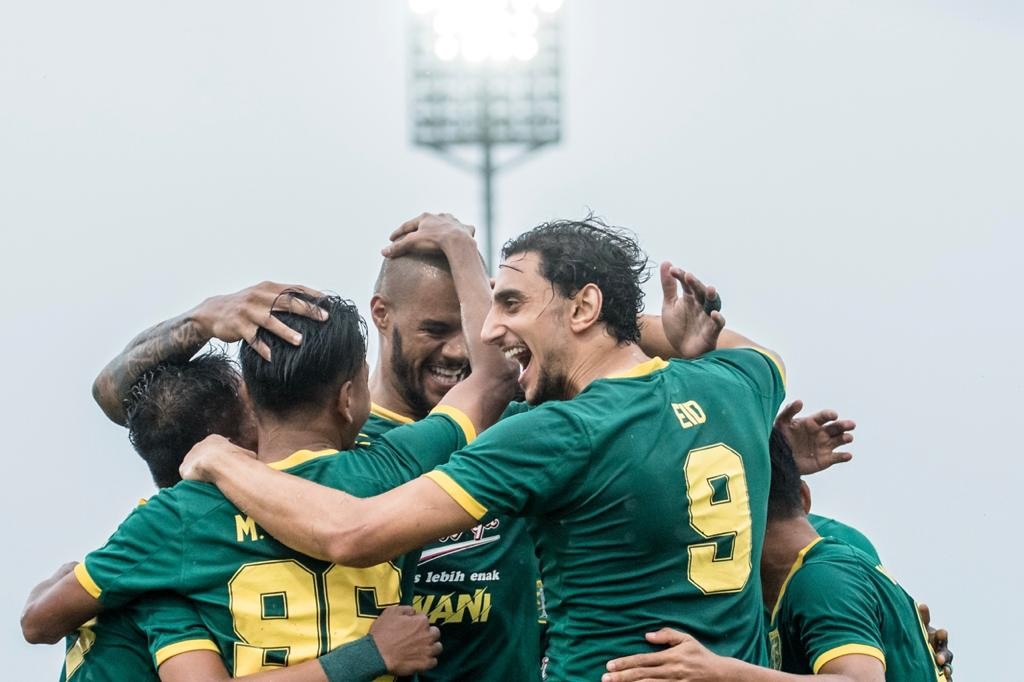 Korona Serang Sepakbola; Persija Vs Persebaya Ditunda! 