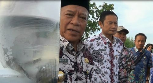 Bupati Lamongan Fadeli melihat benih rajungan sebelum ditebar ke lautan.  (foto/metrotv)
