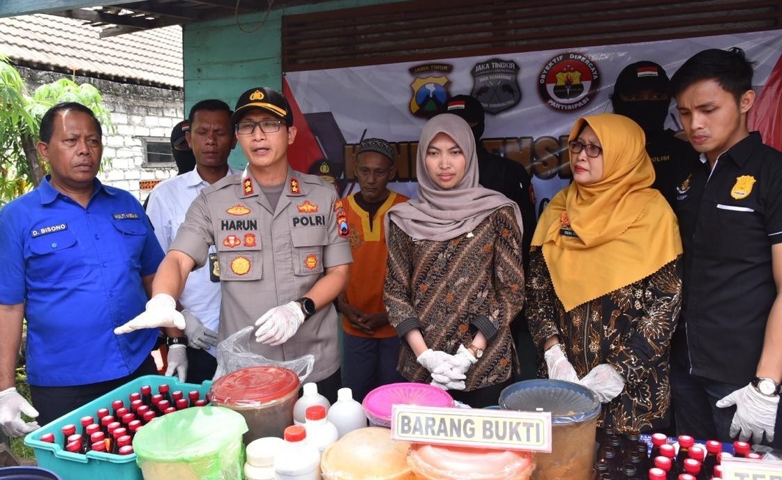 Kapolres Lamongan  AKBP Harun membeberkan barang bukti pembuatan jamu ilegal yang membahayakan masyarakat. (foto/metrotv)