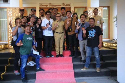 Bupati Banyuwangi Abdullah Azwar Anas, saat menyambut kedatangan tim film Yowes Ben di Banyuwangi. (Foto/Humas Banyuwangi)