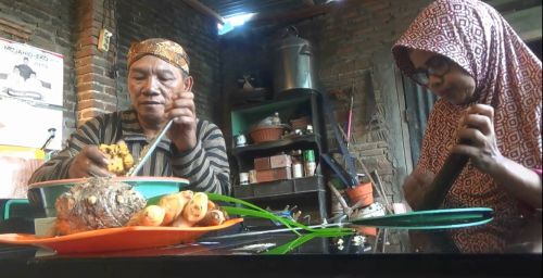 Guncono dan istrinya Sri Wahyuni, pembuat gula jawa rempah kebanjiran pesanan hingga luar negeri. 