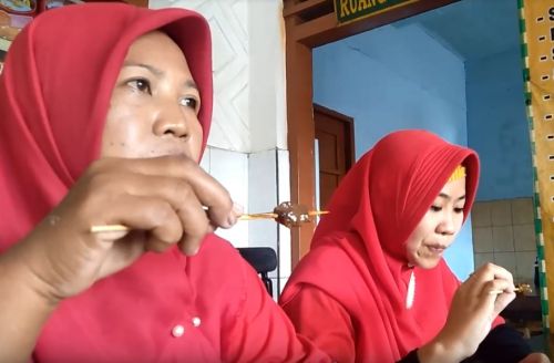 Pelanggan sate kuda di Jombang tidak hanya pria tapi juga wanita. (foto/metrotv) 