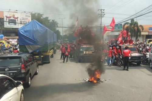Aksi demo buruh di perempatan Gedangan, Sidoarjo. (Foto : Antarajatim/YD/IS).